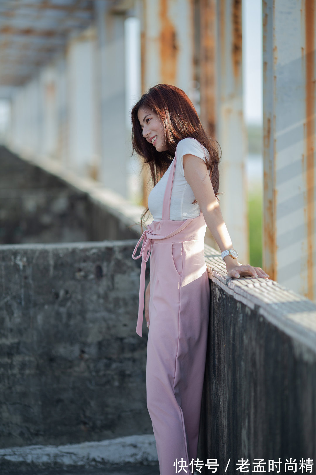 高腰|白色T恤搭粉色背带裤,甜美减龄,日常还是通勤都非常的合适