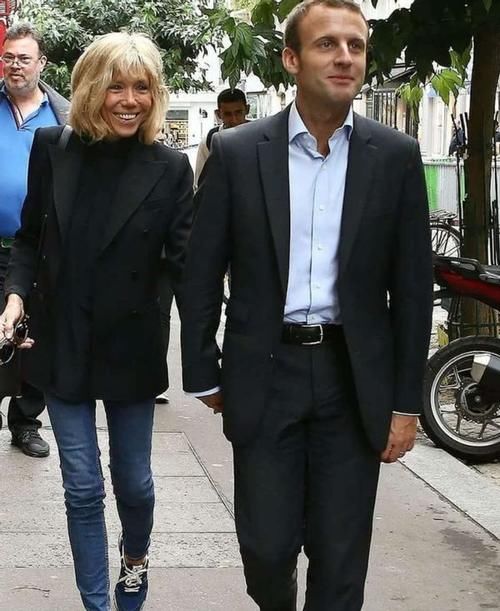 法国夫人穿衣年轻！西装搭运动鞋太时髦，小25岁老公牵手抿嘴笑