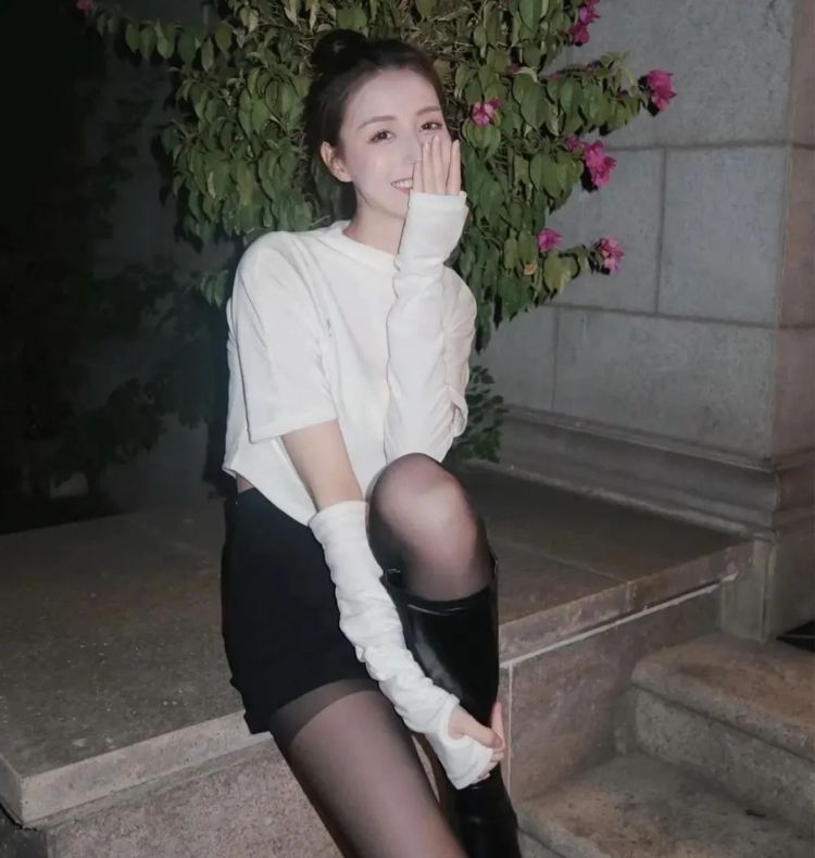 白色 白色上衣和黑色短裤,最常见的搭配了,但是不失时尚感