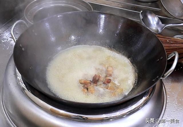 清香|五花肉别再红烧了，试试这道雪梨五花肉，肥而不腻，清香美味