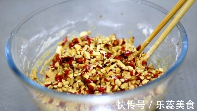模具|面粉只会做包子馒头？不如做成发糕，一拌一蒸，又松软又香甜