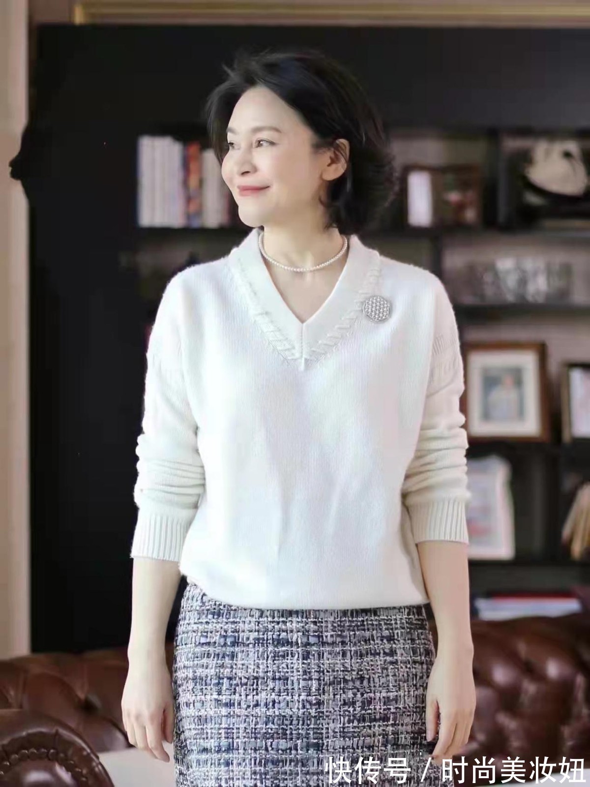 选用 建议50岁的女人多穿“针织衫”,搭配裤子、裙子,都优雅大方