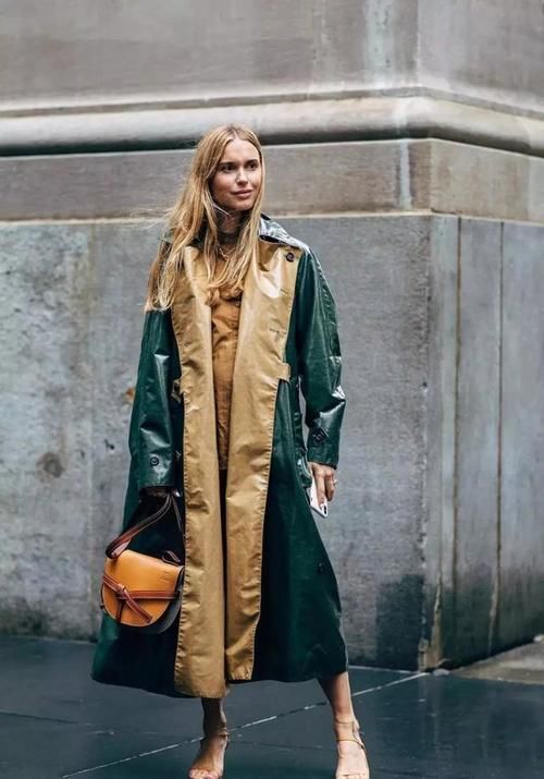 真正优雅精致的女人，穿大衣都不配小白鞋了，搭“裸靴”更合拍！