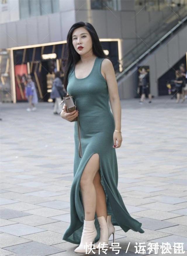 连衣长裙|小姐姐墨绿色连衣长裙,开叉的设计让穿搭显得不那么呆板