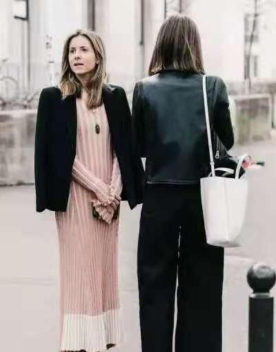 “针织品”成冬季穿搭主流！时髦大气显身材，学这4款搭配就够了