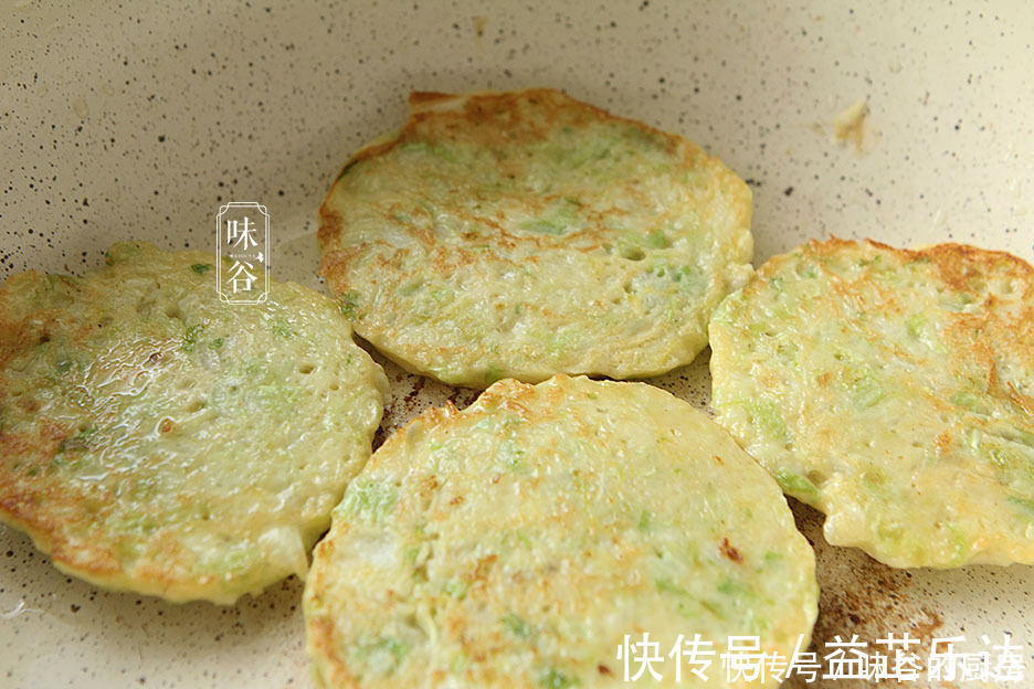 冬天这菜正当季,1块钱1斤做成早餐饼,不发酵不揉面,营养解馋