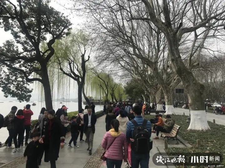 这是今天的西湖！地铁站挤成这样了！有人逛了2小时还没吃上饭，太子湾一幕让人心疼