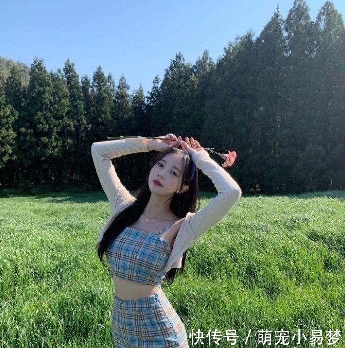 采花贼 这么热的天表姐还穿得这么有风尘味,很像一个采花贼啊