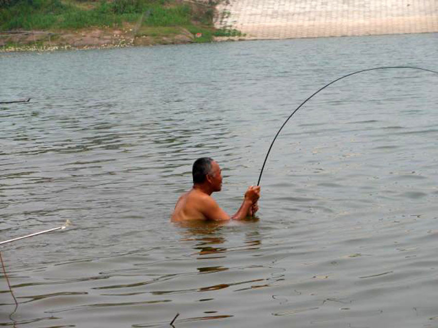 用起来简单,也就三招,老大爷传授的“臭谷子”钓法,专攻大鲤鱼