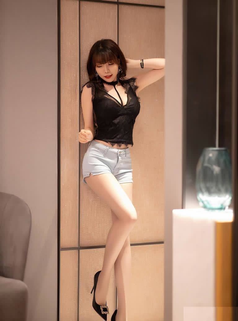 短裤 穿着时尚性感短裤的小姐姐, 牛仔短裤也可以穿出性感高级来