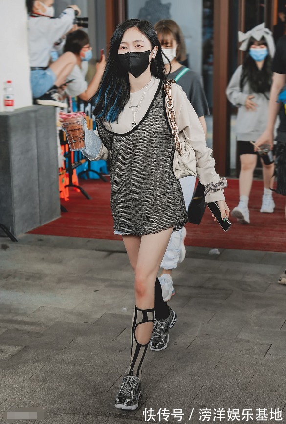 发色|“归国四女”约好换发色?孟美岐新发型超惹眼,程潇漫画脸好抢镜