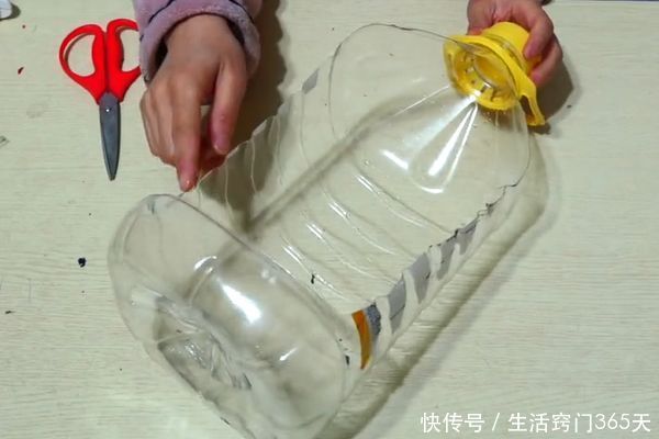 空油桶别再扔掉了,剪一刀套在脑袋上超实用,全家人都要抢着用!