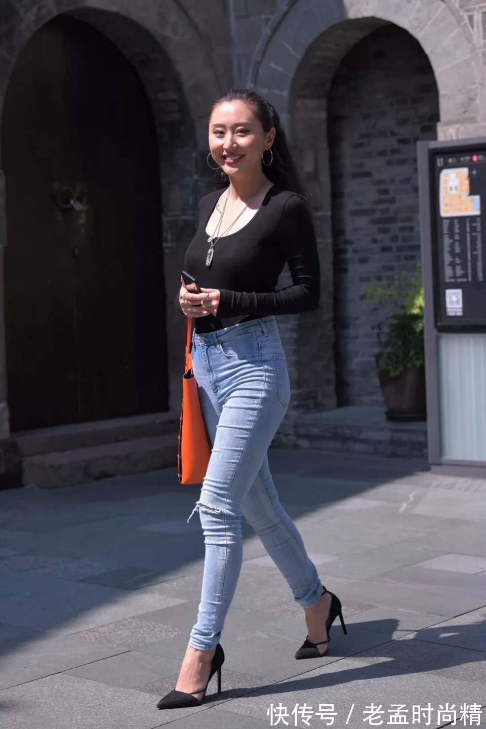 搭配|入秋了时尚女生的简单搭配，黑色打底衫配牛仔裤，简约大方有气质