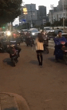 |搞笑GIF:现实和网络上的妹子差距好大,她根本就不合我的胃口