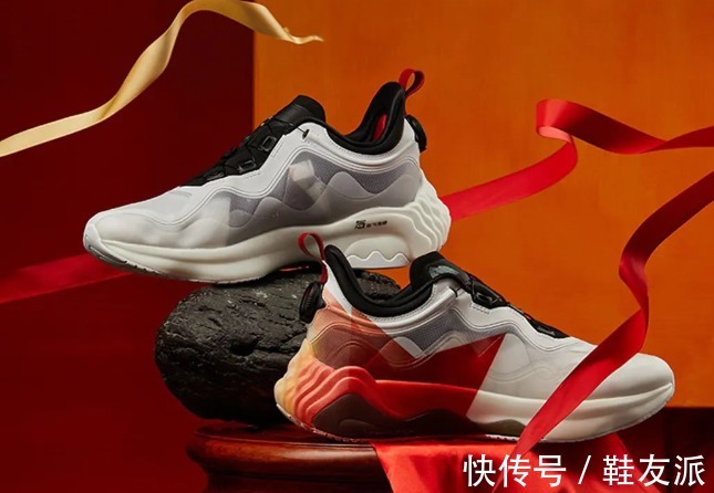 领奖服|安踏配国旗!奥运领奖鞋帅翻,走秀款单品曝光,国产品牌厉害了