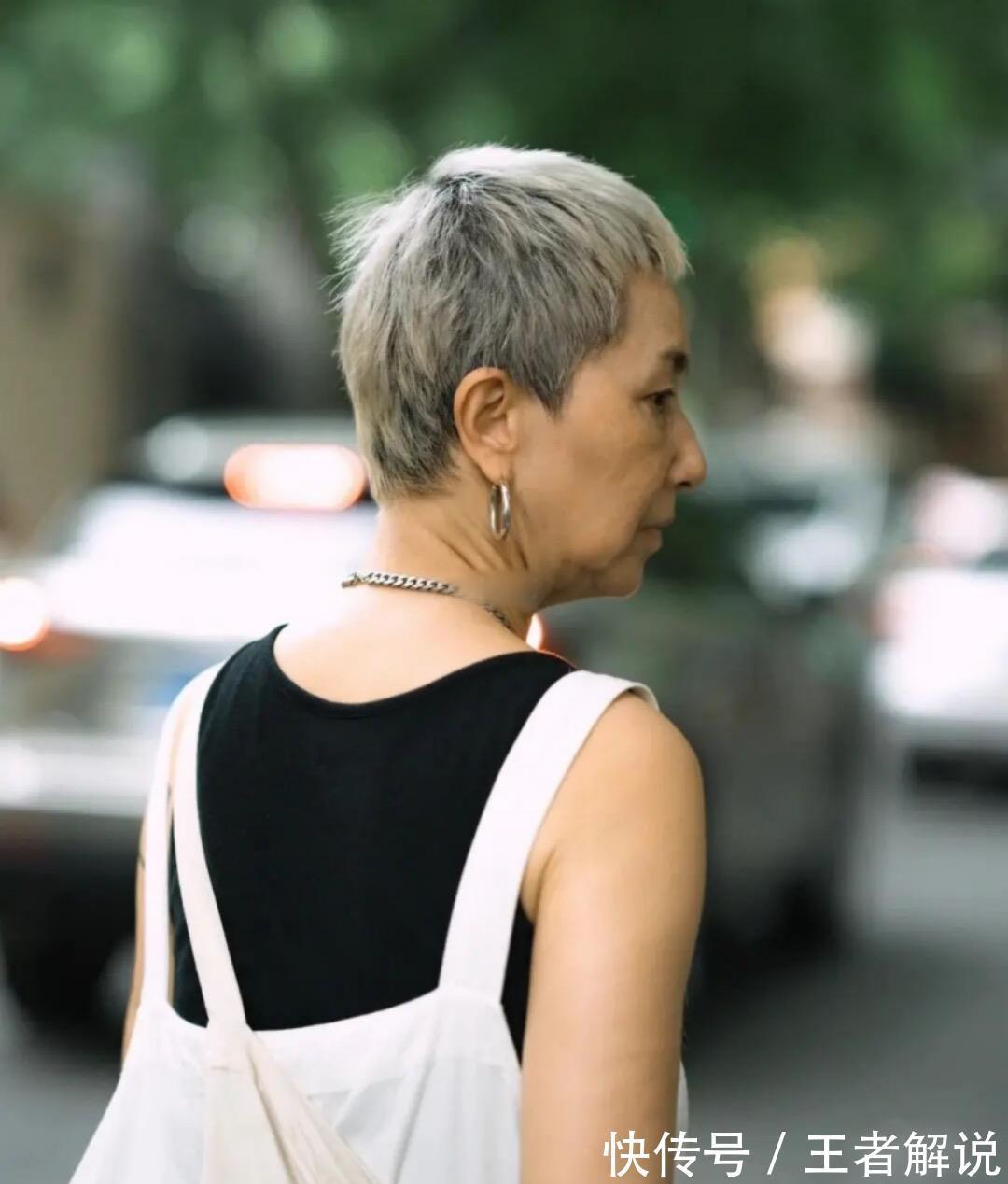 单车|60岁上海奶奶真时髦!穿背带裤骑单车出门,头上裹块花头巾好拉风