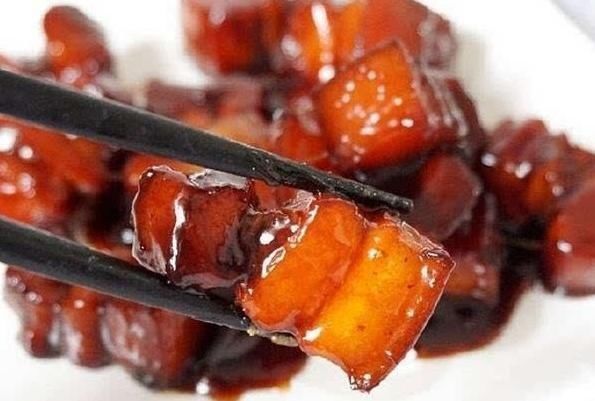 肉块|红烧肉怎么做才香软好吃?牢记“4窍门”,肉香不柴,无油腻感