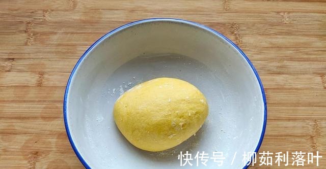 松软|入秋南瓜别蒸着吃,抓把红豆卷一卷,比面包还松软,我家1周吃3次!