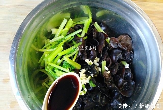 这道凉拌菜爽口开胃,做法简单,常吃能清理血管,预防三高