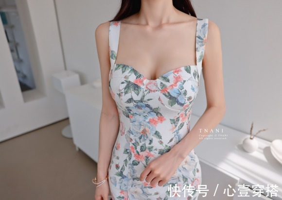 孙允珠|女神孙允珠高清时尚搭配:高贵文雅杜乐丽水彩花簇衣裙