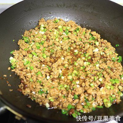 黄豆酱|#不容错过的鲜美滋味# 喷香有营养的猪肉干笋全麦包子