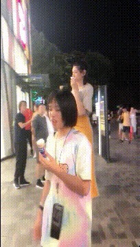 |搞笑GIF：总感觉这双腿是假的，但是我又没有证据