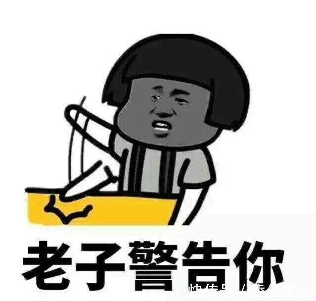 |幽默笑话:晚上出去散步 看见一个小伙子趴在池塘边上拿个吸管在水里吸