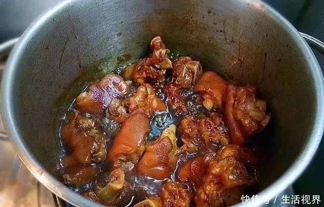 下饭|猪蹄的新做法,只要锅里加入它,好吃又下饭,一上桌就抢光了