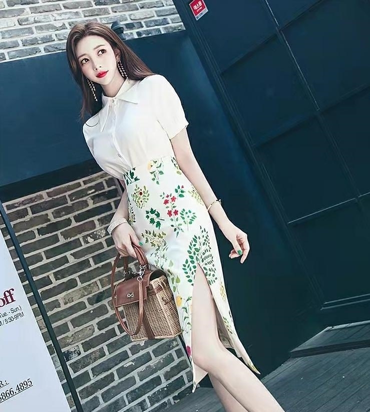 衬衫 职业套装的白色短袖衬衫,搭配开叉印花包臀半身裙的穿搭