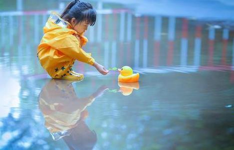 妈妈|“坑娃奶爸”火了,大雨中拿娃遮头,网友:回家后小心点