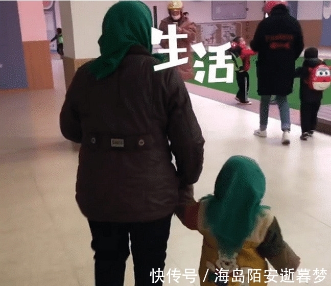 宝宝|奇闻：“保暖奶奶”走红，看到旁边宝宝后，网友：是老人带大的