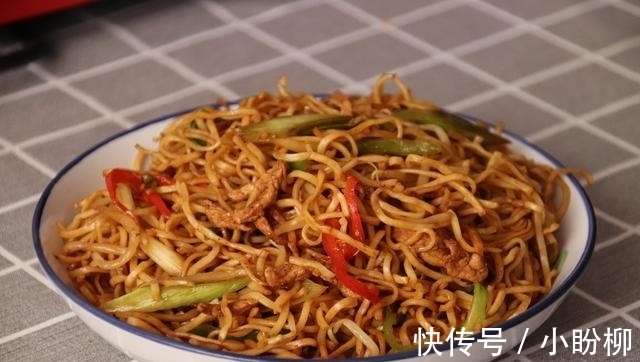 红辣椒|肉丝炒面最好吃的做法，简单几步，5分钟就出锅，比饭店的还好吃