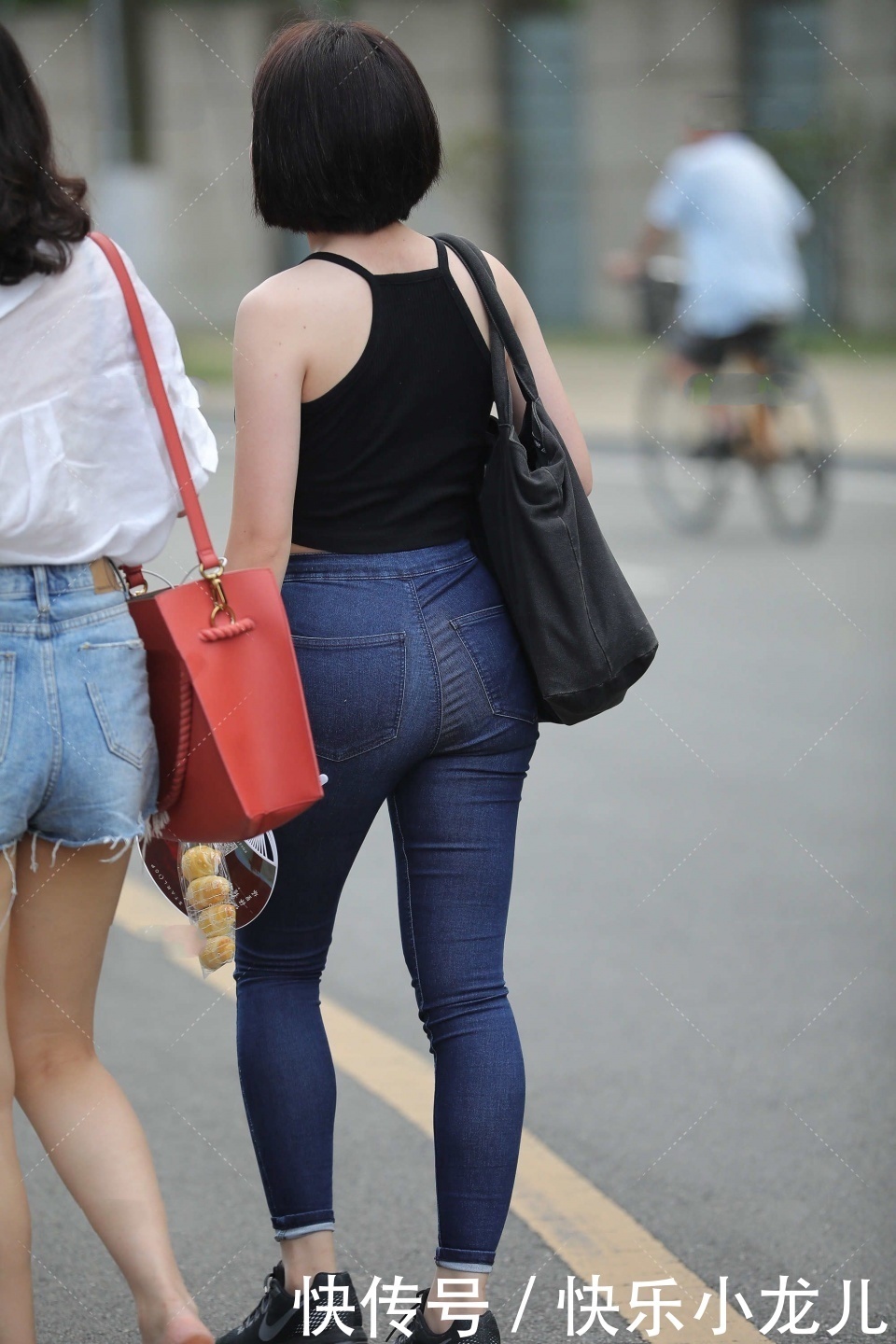 浅色|短发女生配深色系穿搭又酷又飒,学会同色系搭配法,你也能变时尚