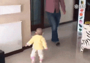 |搞笑GIF:假装什么都没有发生,我只是一个普通的路人甲……