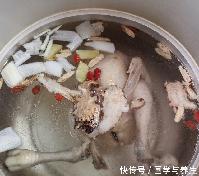 烀整鸡,一鸡两吃,喝汤吃肉,气血双补
