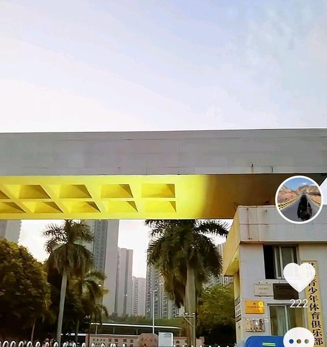 全红婵|全红婵母校大变样!阔气校门显得气势宏伟,校门口一片热闹景象