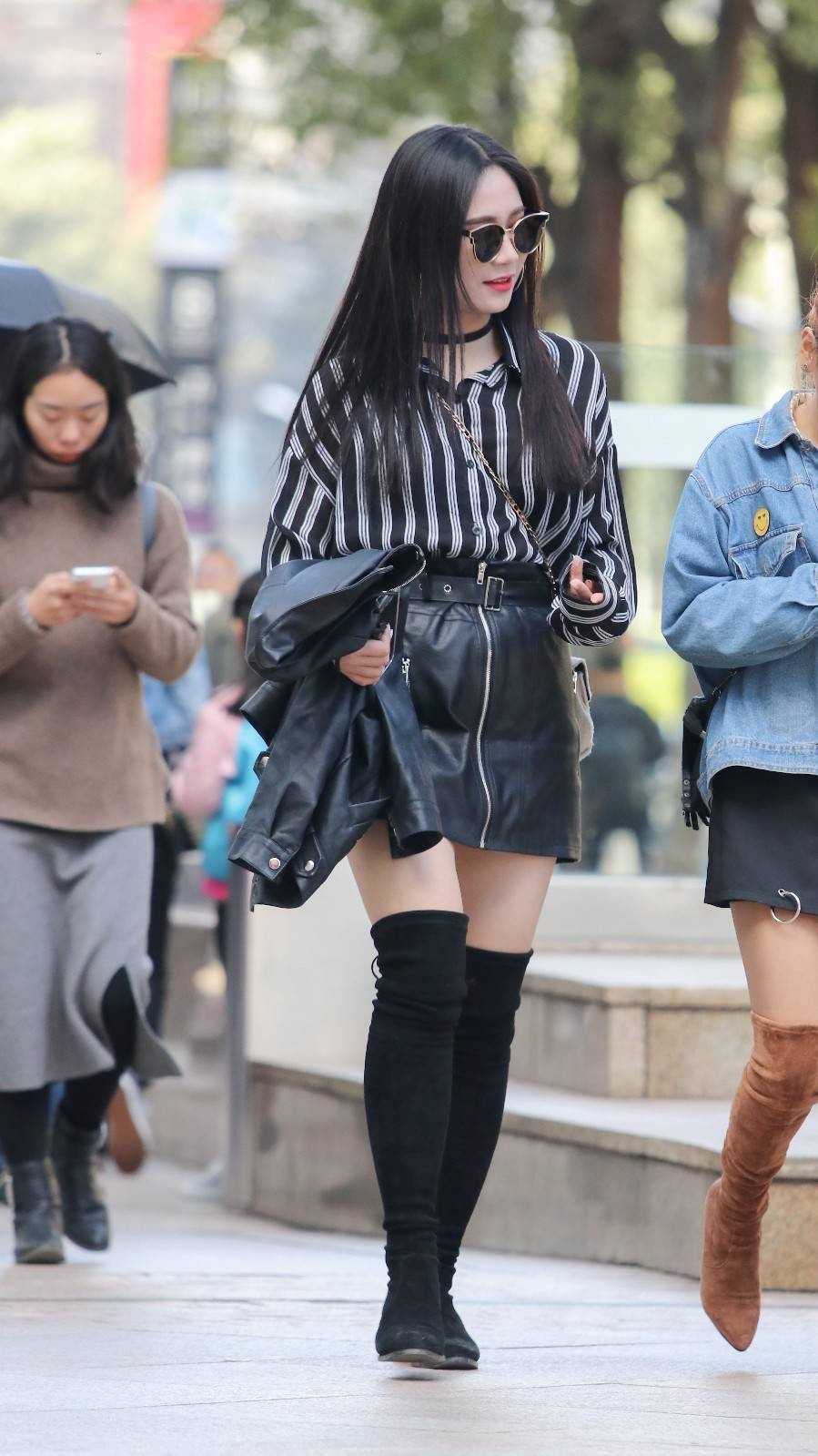 颜值和气质都不错的小姐姐, 穿着皮裙很性感