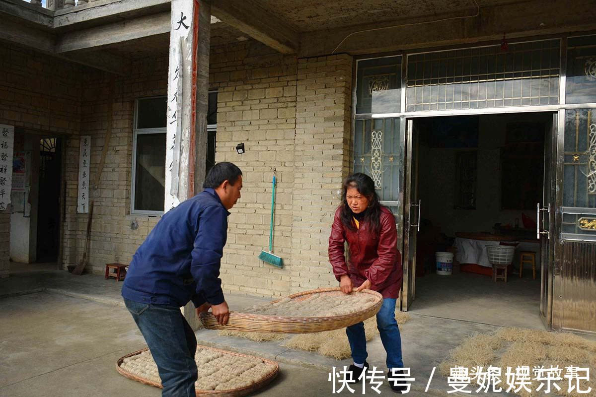 装修|楼房建成10年不装修，47岁村民在屋内铺满粉丝，儿子很争气