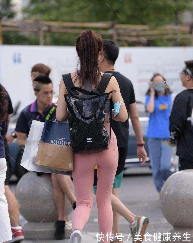 打底裤 灰色运动背心搭配粉色打底裤,体现精致的女人味,营造完美的比例!
