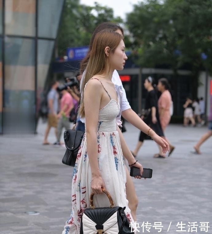 街拍:身穿吊带枫叶裙的小姐姐,魅力十足的女神范儿!