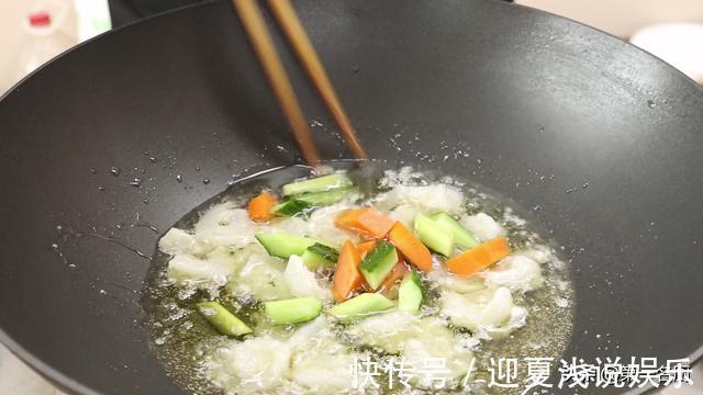做法|虾仁想要做得饱满爽脆?关键在于腌制和上浆,这种做法简单实用