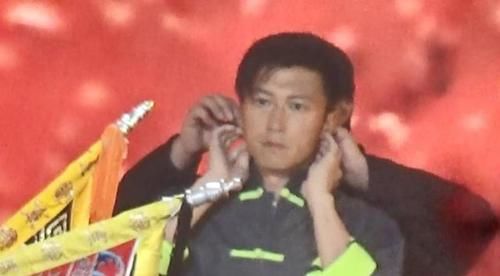 國慶晚會|謝霆鋒參加國慶晚會錄制，臺上一臉嚴肅，結(jié)束后秒變笑臉很是俏皮