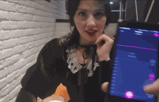 |搞笑GIF:这位女士因为拿了自家鹅的蛋,结果长期被鹅追杀