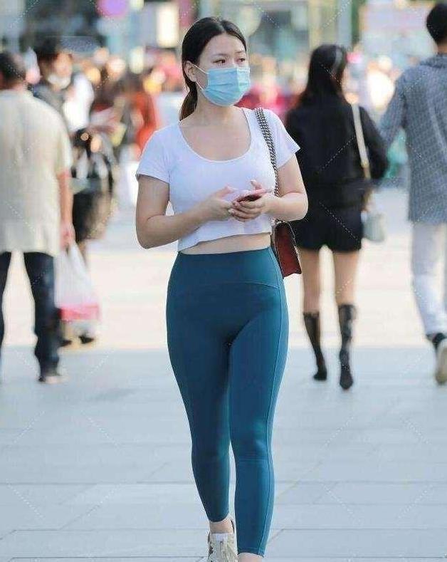 搭配 黑色修身连衣裙显瘦,四条肩带设计很有女人味