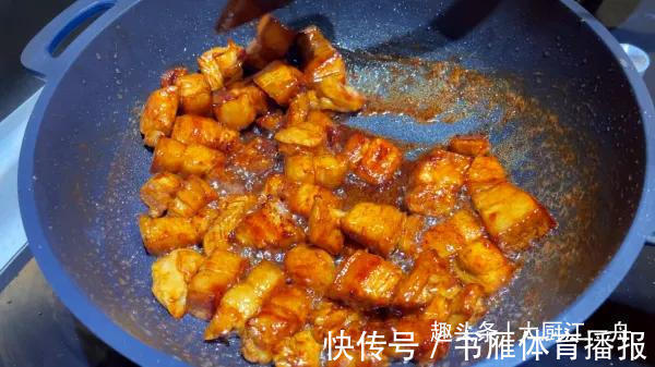 猪皮|做红烧肉，最忌焯水和用水炖了，教你一招，肥而不腻，太解馋了