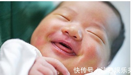 医患|婴儿面带微笑出生的,95后妈妈高兴,医生却反手打了孩子一巴掌