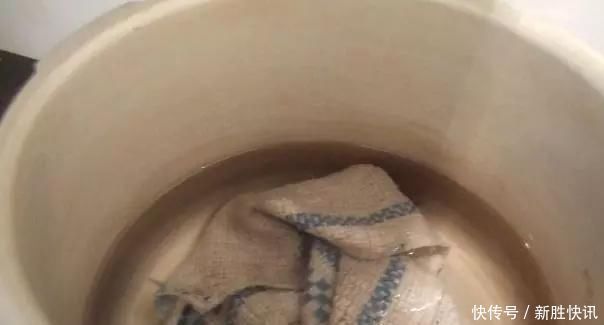 清洁|厨房的抹布“油腻腻”向婆婆讨教一招,扔水里泡,再脏也能干净