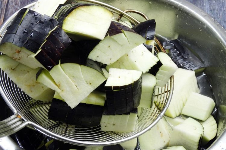 炒茄子切忌直接下油锅，厨师长教你一招，炒出来不发黑也不油腻