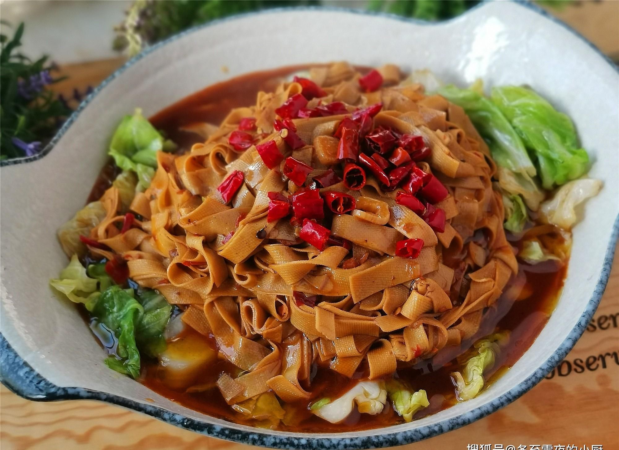 水煮干豆腐家常做法,包菜脆嫩,干豆腐劲道爽滑,不放肉也好吃