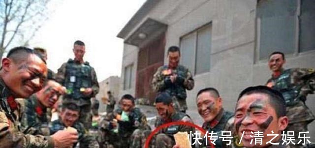 一块军用压缩饼干到底有多抗饿?放进沸水十几分钟,终于明白了!